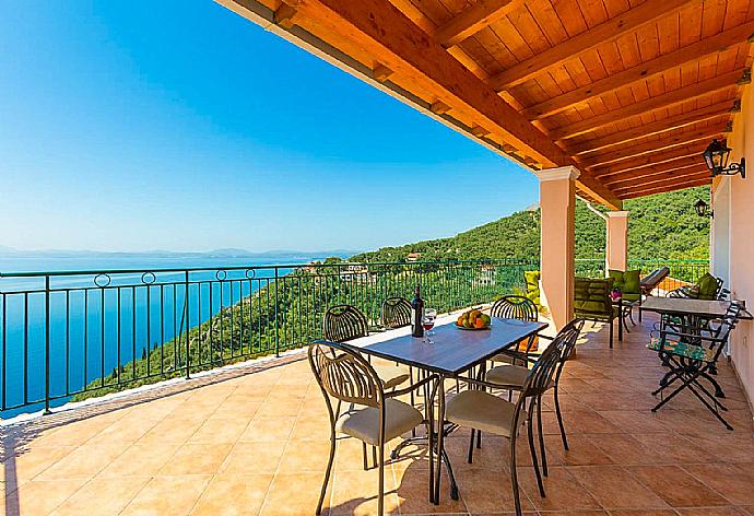 Balcony on first floor with outdoor seating and panoramic views . - Villa Armandos . (Fotogalerie) }}