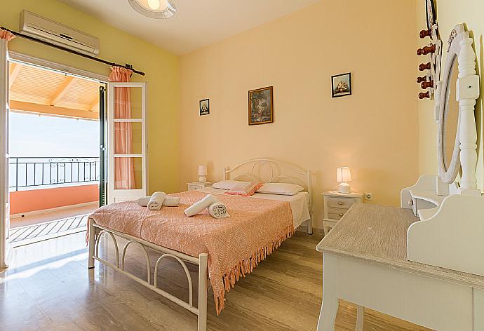 Double bedroom . - Villa Aris . (Fotogalerie) }}