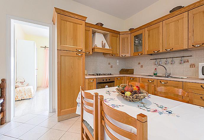 Equipped kitchen . - Villa Aris . (Galerie de photos) }}