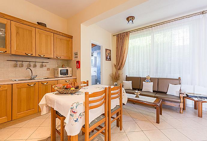 Living room with sofas, dining area, kitchen, WiFi internet, satellite TV, and DVD player . - Villa Aris . (Galleria fotografica) }}