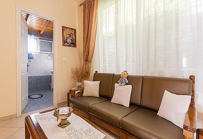 Living room with sofas, dining area, kitchen, WiFi internet, satellite TV, and DVD player . - Villa Aris . (Galerie de photos) }}