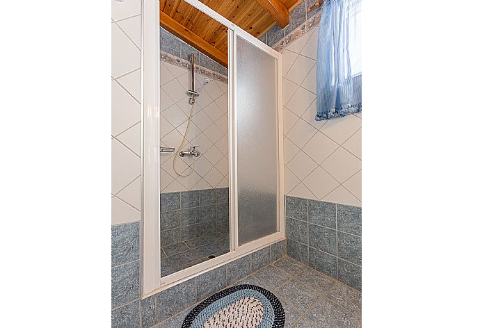 Family bathroom with bath and overhead shower . - Villa Aris . (Galerie de photos) }}