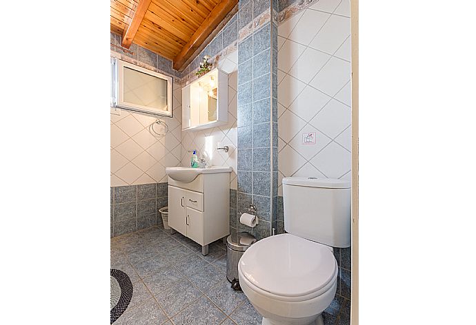 Family bathroom with bath and overhead shower . - Villa Aris . (Galerie de photos) }}