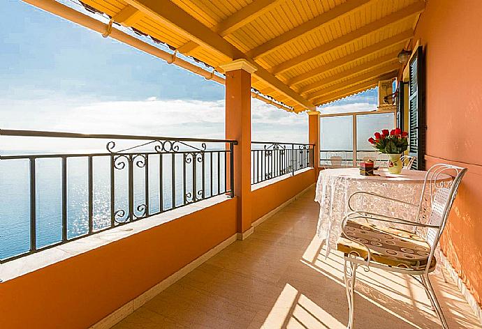 Terrace area with sea views . - Villa Aris . (Galerie de photos) }}