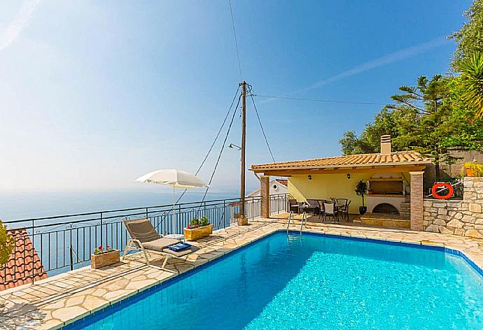 Private pool and terrace with panoramic sea views . - Villa Aris . (Galería de imágenes) }}