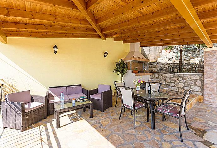 Sheltered terrace area . - Villa Aris . (Galerie de photos) }}