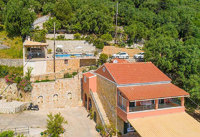 Aerial view of the front of Villa Aris . - Villa Aris . (Галерея фотографий) }}