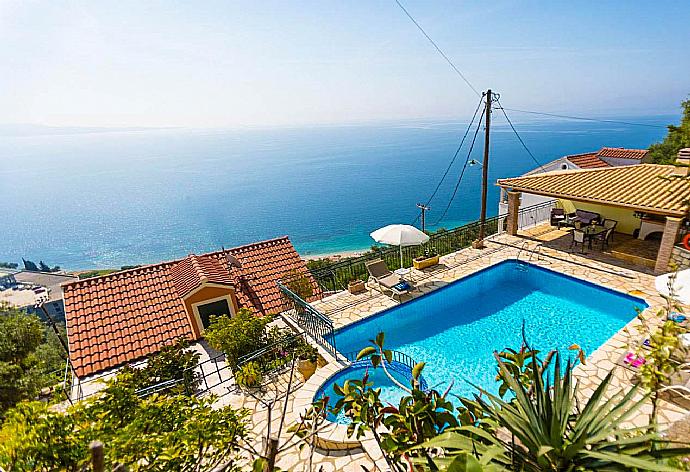 Private pool and terrace with panoramic sea views . - Villa Aris . (Galería de imágenes) }}