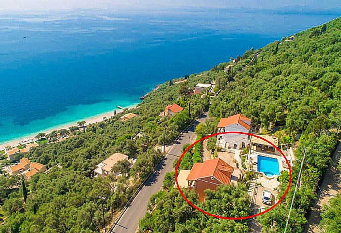 Aerial view showing location of Villa Aris  . - Villa Aris . (Galerie de photos) }}