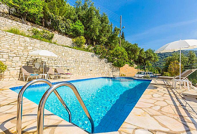 Private pool and terrace with panoramic sea views . - Villa Aris . (Galleria fotografica) }}