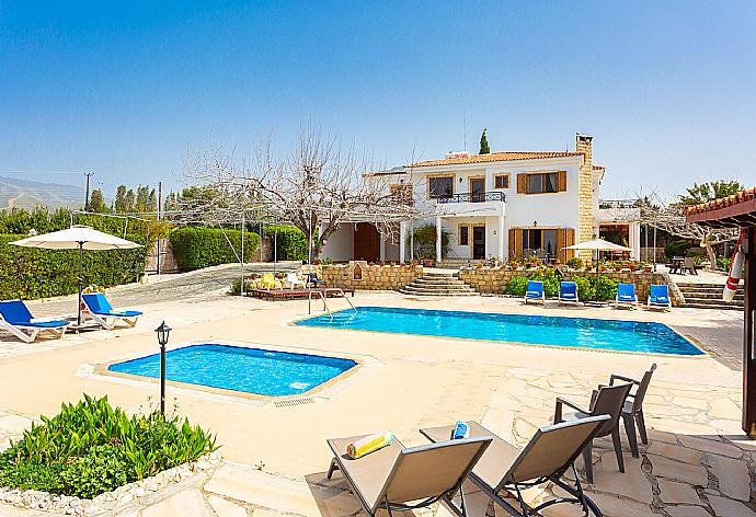 Beautiful villa with private pool, terrace, and garden with sea views . - Villa Xenios Dias . (Galería de imágenes) }}