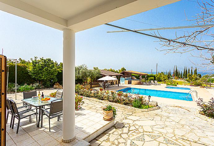 Private pool, terrace, and garden with sea views . - Villa Xenios Dias . (Galerie de photos) }}