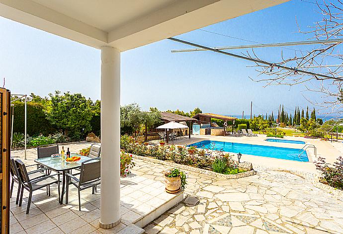 Private pool, terrace, and garden with sea views . - Villa Xenios Dias . (Галерея фотографий) }}