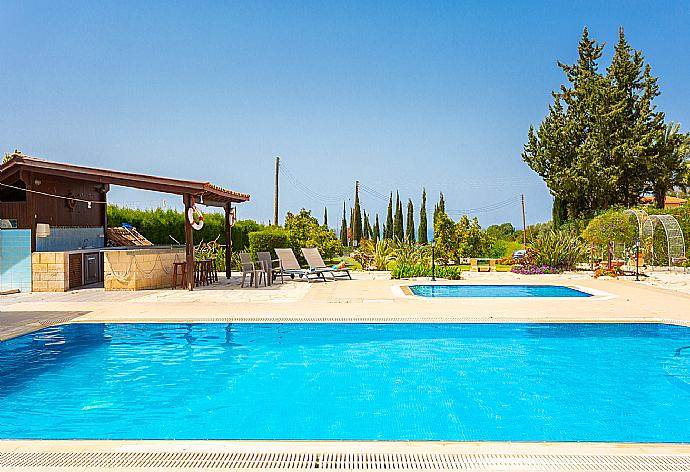 Private pool, terrace, and garden with sea views . - Villa Xenios Dias . (Galería de imágenes) }}