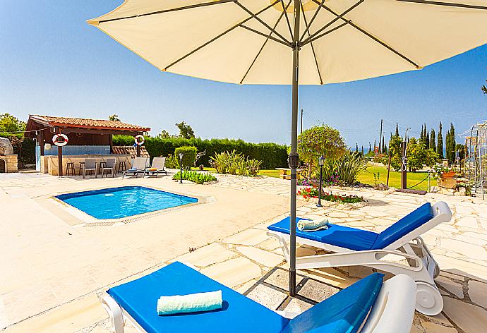 Private pool, terrace, and garden with sea views . - Villa Xenios Dias . (Fotogalerie) }}