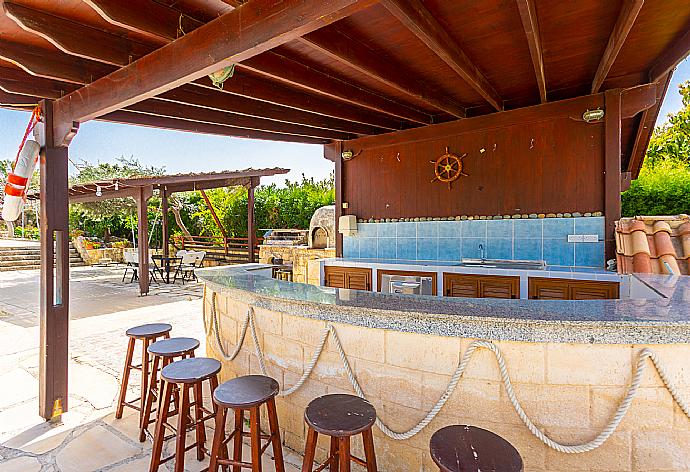 Sheltered outdoor bar area . - Villa Xenios Dias . (Fotogalerie) }}