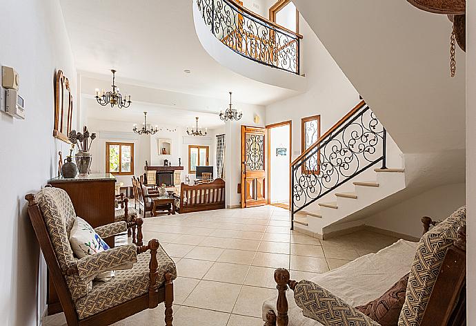 Open-plan living room with sofas, dining area, kitchen, ornamental fireplace, A/C, WiFi internet, and satellite TV . - Villa Xenios Dias . (Galleria fotografica) }}