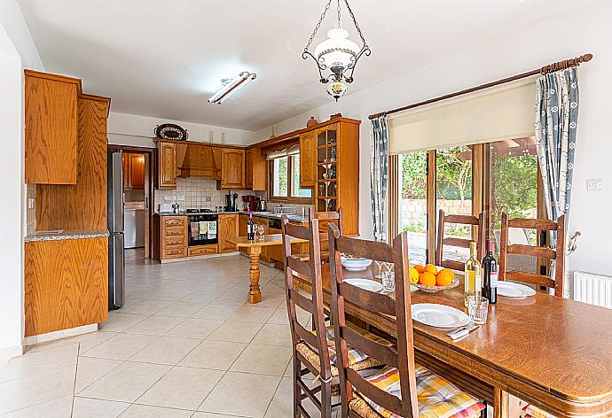 Open-plan living room with sofas, dining area, kitchen, ornamental fireplace, A/C, WiFi internet, and satellite TV . - Villa Xenios Dias . (Fotogalerie) }}