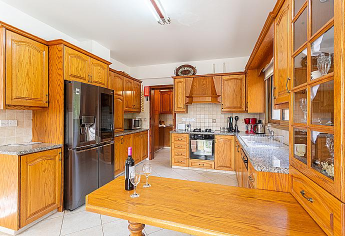 Equipped kitchen . - Villa Xenios Dias . (Galerie de photos) }}