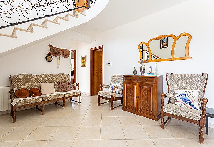 Open-plan living room with sofas, dining area, kitchen, ornamental fireplace, A/C, WiFi internet, and satellite TV . - Villa Xenios Dias . (Galleria fotografica) }}