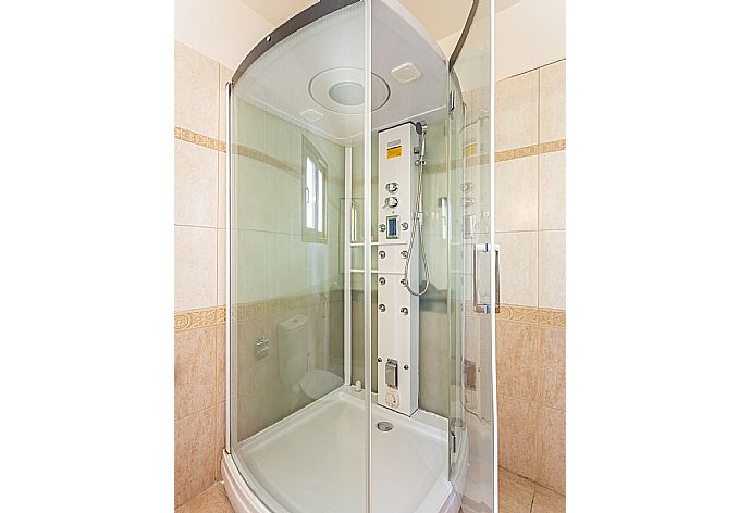 En suite bathroom with shower . - Villa Xenios Dias . (Photo Gallery) }}