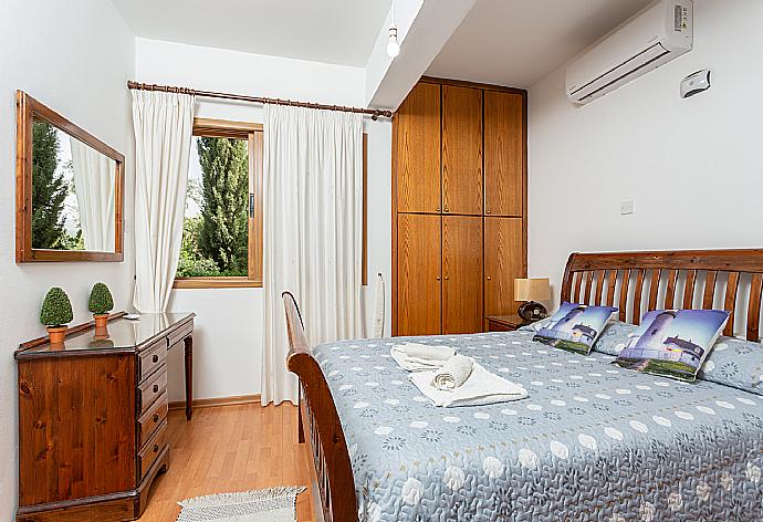 Double bedroom with en suite bathroom and A/C . - Villa Xenios Dias . (Galerie de photos) }}