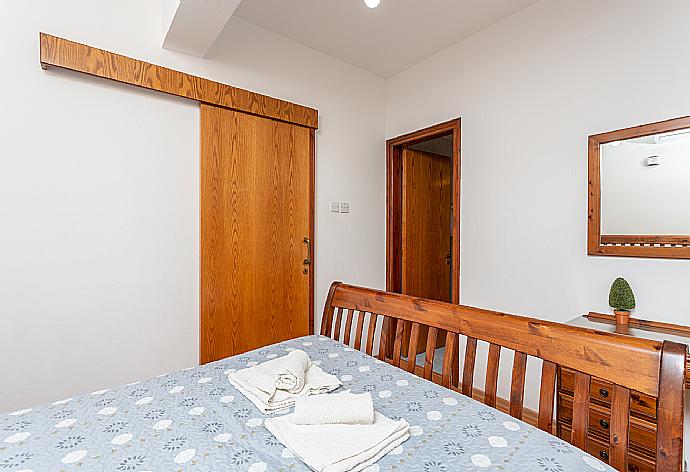 Double bedroom with en suite bathroom and A/C . - Villa Xenios Dias . (Galerie de photos) }}