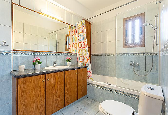 En suite bathroom with bath and shower . - Villa Xenios Dias . (Galleria fotografica) }}