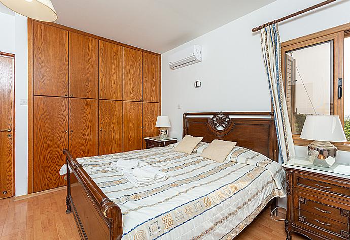 Double bedroom with en suite bathroom, A/C, and sea views . - Villa Xenios Dias . (Galerie de photos) }}