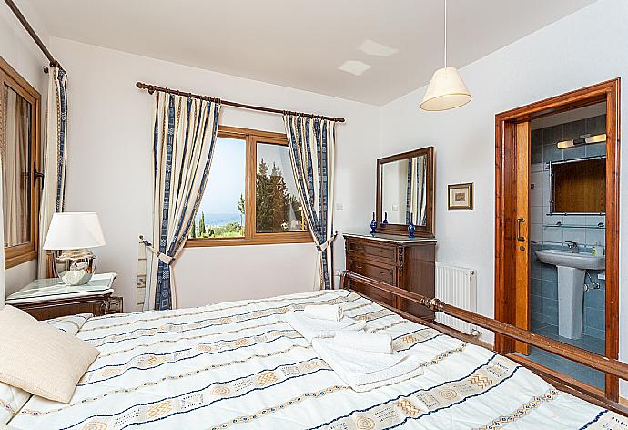 Double bedroom with en suite bathroom, A/C, and sea views . - Villa Xenios Dias . (Galerie de photos) }}