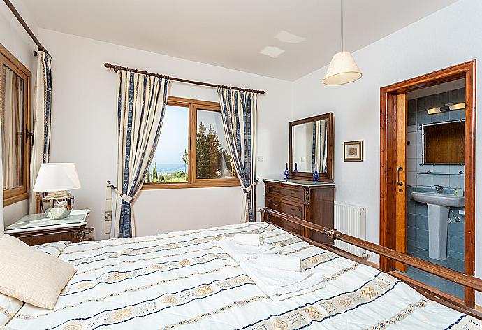 Double bedroom with en suite bathroom, A/C, and sea views . - Villa Xenios Dias . (Fotogalerie) }}