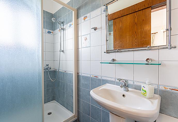 En suite bathroom with shower . - Villa Xenios Dias . (Galleria fotografica) }}