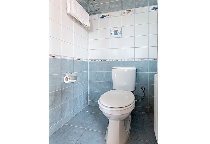 En suite bathroom with shower . - Villa Xenios Dias . (Galerie de photos) }}