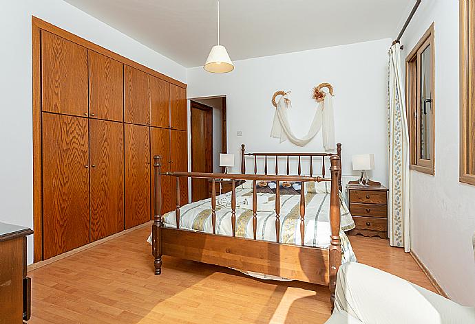Double bedroom with en suite bathroom, A/C, and balcony access with sea views  . - Villa Xenios Dias . (Galerie de photos) }}