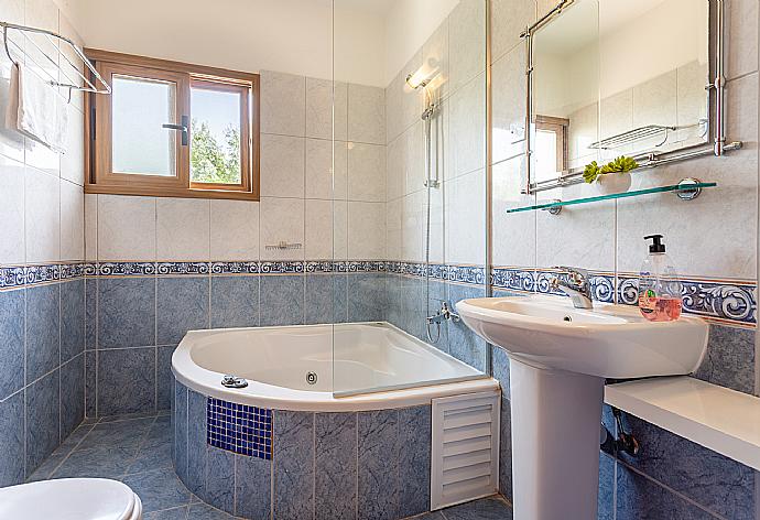 En suite bathroom with bath and shower . - Villa Xenios Dias . (Fotogalerie) }}