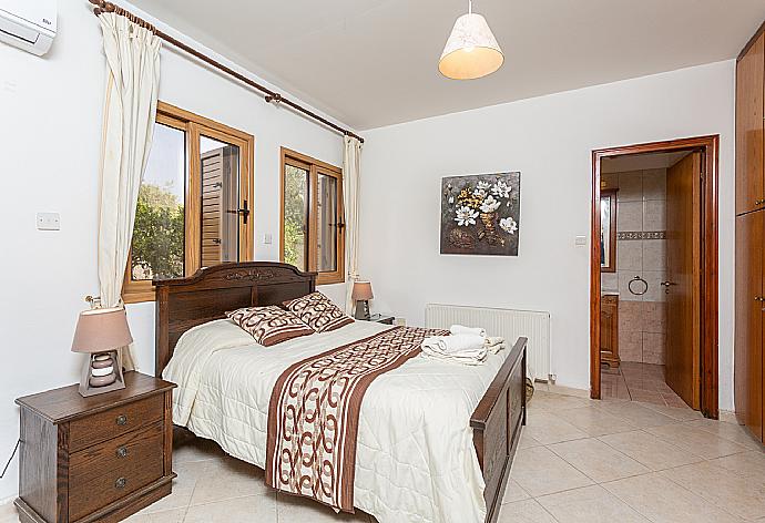 Double bedroom with en suite bathroom and A/C . - Villa Xenios Dias . (Galleria fotografica) }}