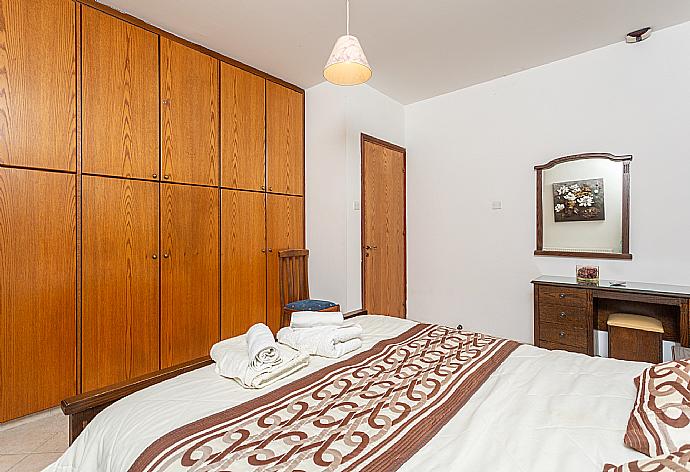 Double bedroom with en suite bathroom and A/C . - Villa Xenios Dias . (Galerie de photos) }}