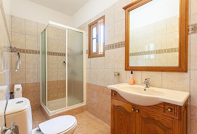 En suite bathroom with shower . - Villa Xenios Dias . (Photo Gallery) }}