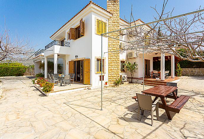 Terrace area . - Villa Xenios Dias . (Photo Gallery) }}