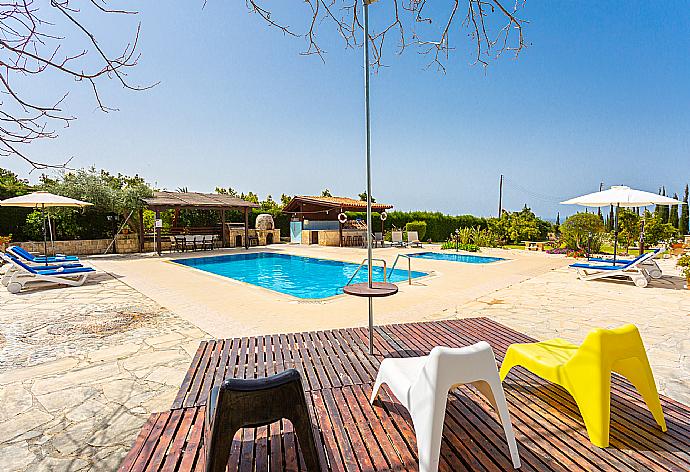 Private pool, terrace, and garden with sea views . - Villa Xenios Dias . (Fotogalerie) }}