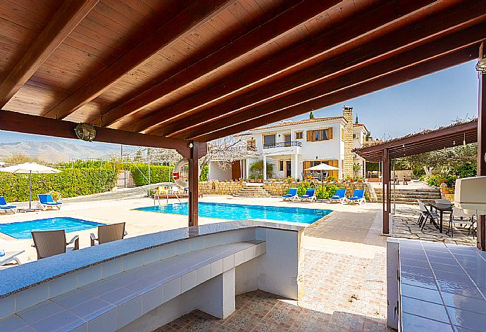 Sheltered outdoor bar area . - Villa Xenios Dias . (Fotogalerie) }}