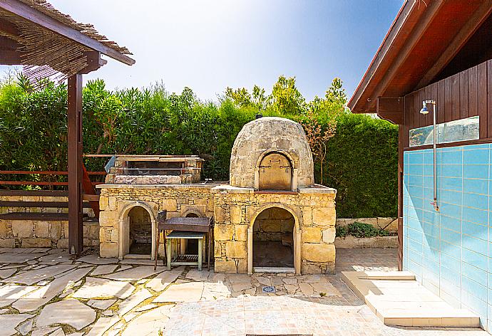 BBQ area with wood fired oven . - Villa Xenios Dias . (Photo Gallery) }}