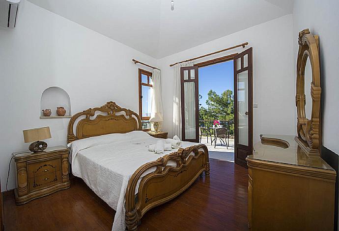 Double bedroom with A/C, en suite bathroom and terrace access . - Villa Ariadne . (Photo Gallery) }}