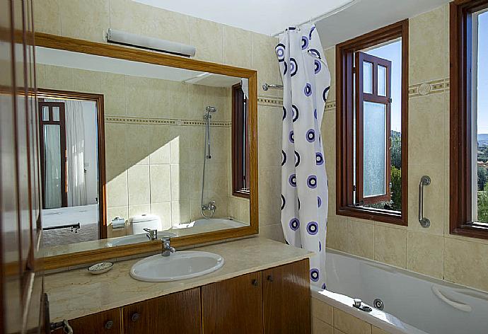 Bathroom with bath and overhead shower . - Villa Ariadne . (Photo Gallery) }}