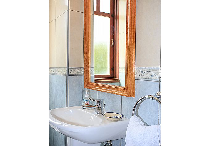 Bathroom . - Villa Ariadne . (Photo Gallery) }}
