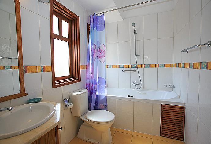 Bathroom with bath and overhead shower . - Villa Ariadne . (Photo Gallery) }}