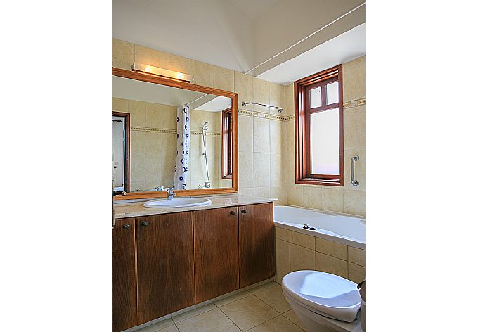 Bathroom with bath . - Villa Ariadne . (Photo Gallery) }}