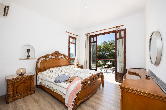 Double bedroom with en suite bathroom, A/C, and sea views . - Villa Ariadne . (Photo Gallery) }}