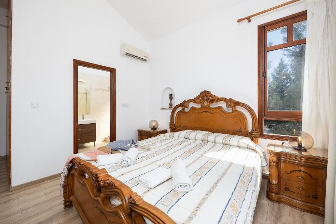 Double bedroom with en suite bathroom, A/C, and sea views . - Villa Ariadne . (Photo Gallery) }}