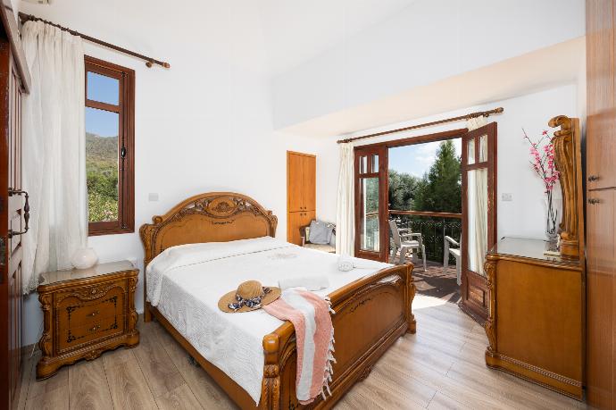 Double bedroom with en suite bathroom and A/C . - Villa Ariadne . (Photo Gallery) }}